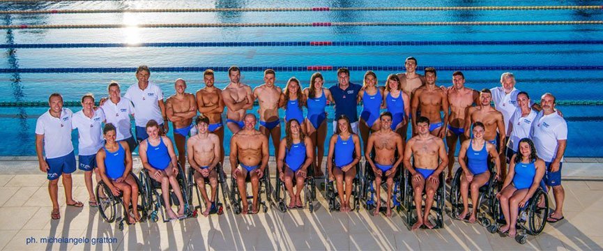 foto di gruppo della squadra italiana ai mondiali di nuoto paralimpico