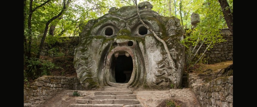 una delle opere monumentali del bosco di bomarzo, che rappresenta la enorme bozza aperta di un mostro