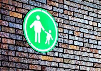 simbolo di adulto con bambino per mano, su un muro