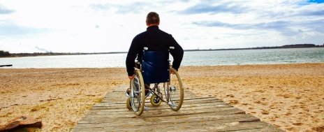 Risultati immagini per disabili in carrozzella al mare