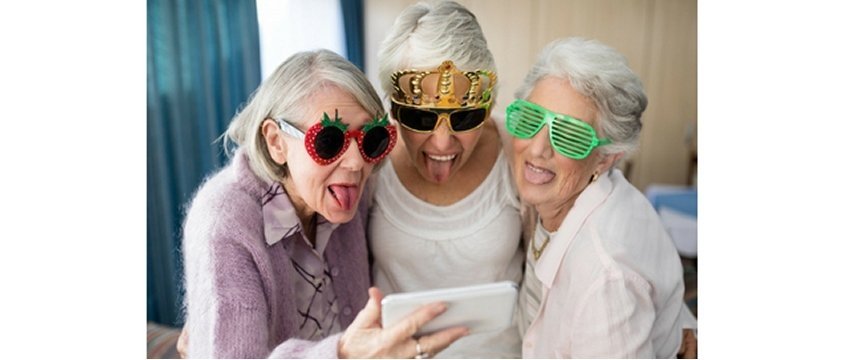 tre nonne con occhiali strani e curiosi si fanno un selfie 