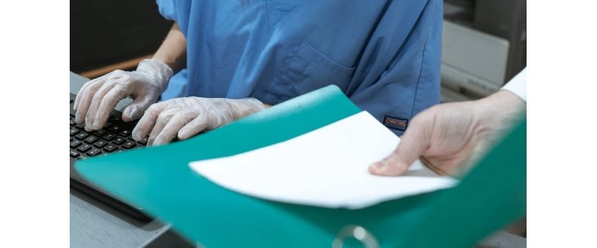 mani di medici che tengono una cartella di documenti