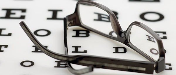 occhiali da vista su scheda con lettere usata dall'oculista