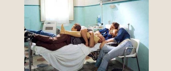 scena film: Aldo, Giovanni e Giacomo si consolano in ospedale