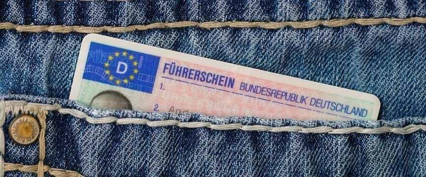 patente di guida messa nella tasca dei jeans