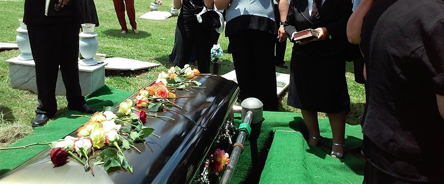 bara con dei fiori durante un funerale