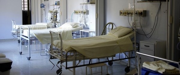 camera d'ospedale con tre posti letto vuoti