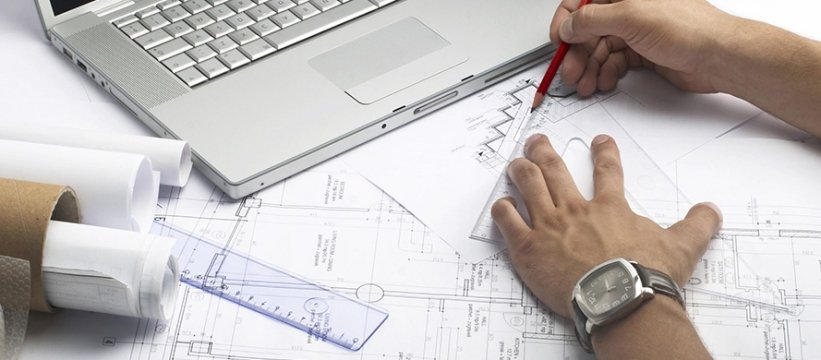 dettagli delle mani di un uomo che disegna su una carta progettuale di un edificio