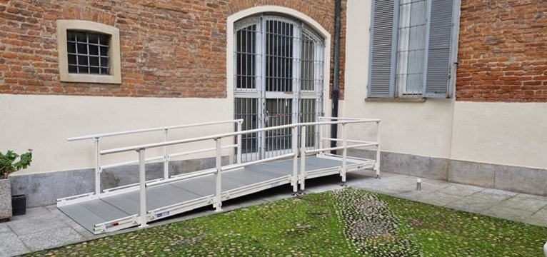 rampa fissa per accesso disabili all'ingresso di un edificio