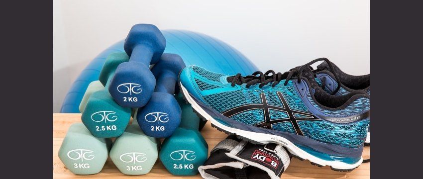 scarpa da ginnastica e pesi per fare riabilitazione sportiva