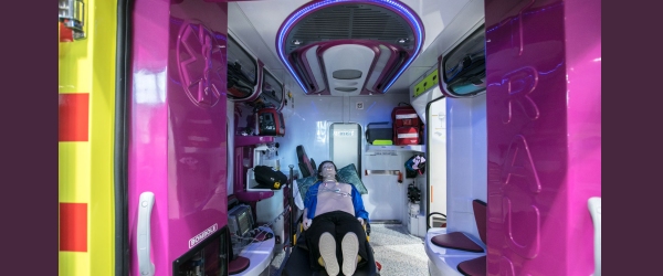 interno di ambulanza con manichino