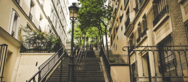 scalinata con tanti gradini in una città storica