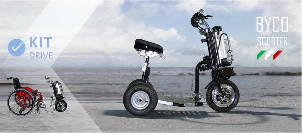 scooter elettrico e versione che lo trasforma in unità di traino per carrozzine