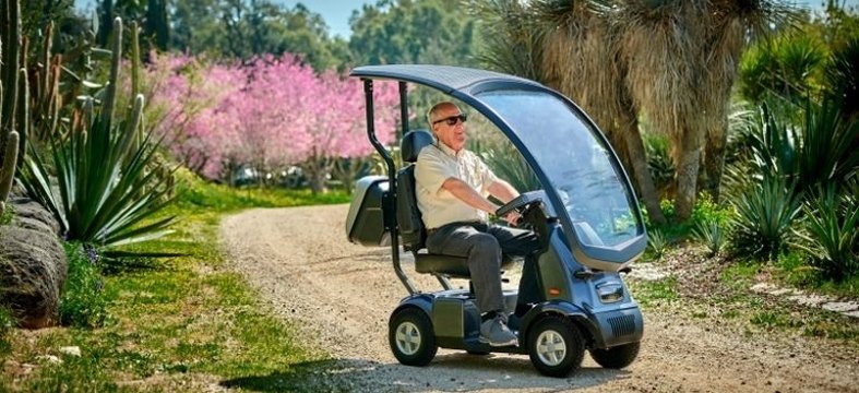 anziano abordo di uno scooter elettrico