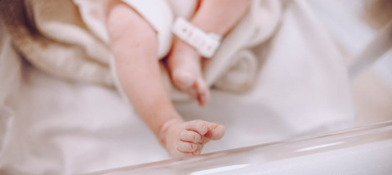 dettaglio dei piedini di un neonato in culla ospedaliera