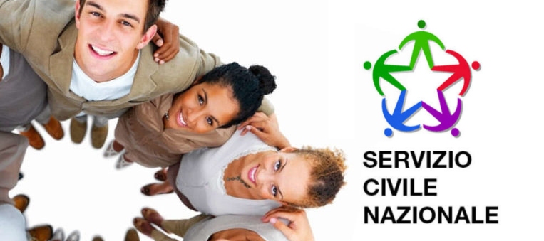 visione dall'alto di un gruppo di ragazzi e ragazze sorridenti abbracciati con accanto il logo del Servizio Civile Nazionale