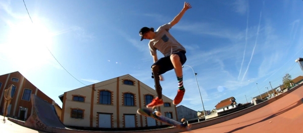 Clément Zannini, lo skater con protesi alla gamba, durante un salto con il suo skateboard