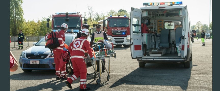 personale della croce rossa soccorre con barella e ambulanza 