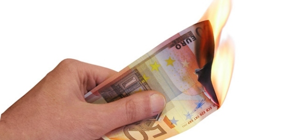 banconota da 50 euro bruciata ad un'estremità