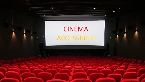 sala di cinema sullo schermo del quale c'è scritto "cinema accessibile"