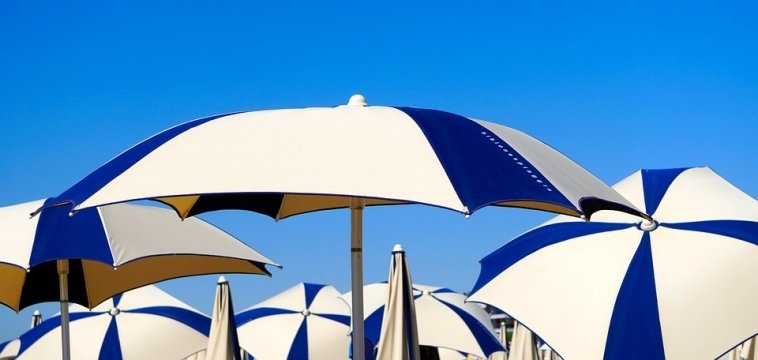 dettaglio di ombrelloni  aperti in spiaggia