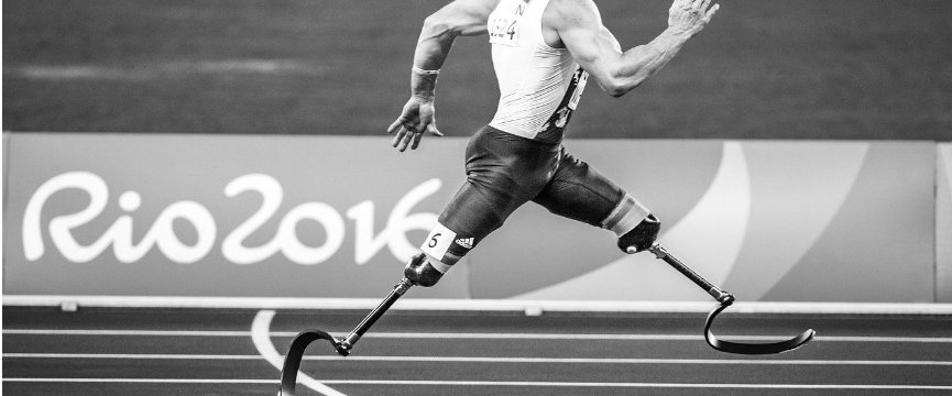 dettaglio di un atleta paralimpico con protesi alle gambe che corre sulla pista di atletica di rio 2016