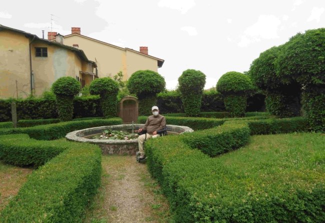 Mirko Ferranti ad Arezzo al giardino pensile di Casa Vasari