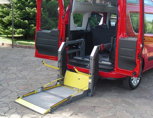 sollevatore per accesso carrozzina e trasporto disabili in auto