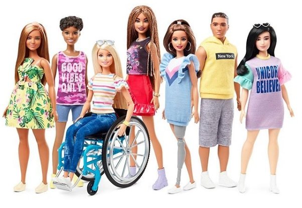 vari modelli di Barbie tra cui una in carrozzina e una con protesi alla gamba