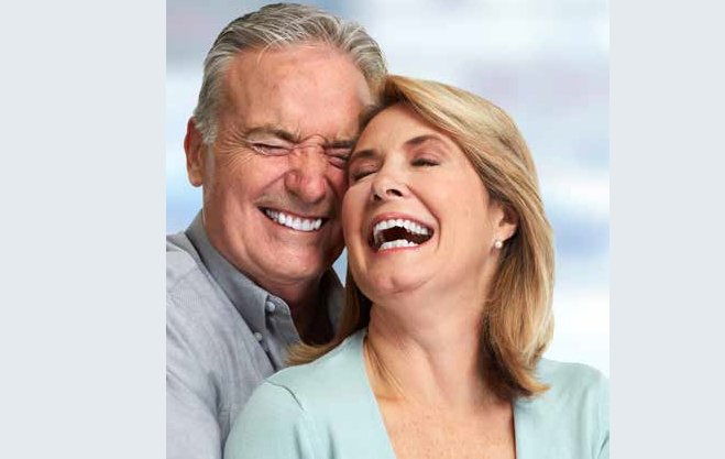Una coppia composta da un uomo e una donna di mezza età, sorridenti