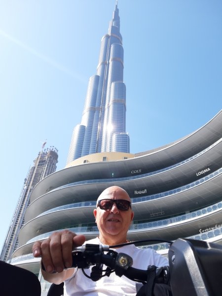 igrazio drago fotografato davanti al Burj Khalifa