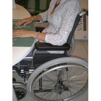 sedia per disabili. dettaglio dei braccioli