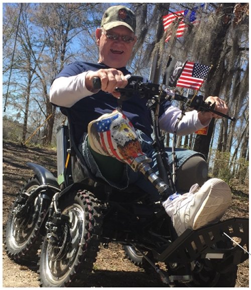 Everett Cole veterano di guerra con una protesi alla gamba, a bordo del quad Zoom