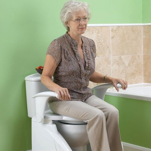 sicgnora anziana su solleva wc 