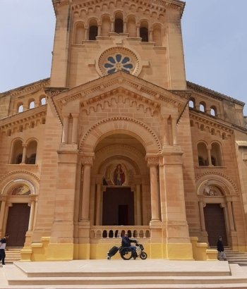ignazio drago davanti ad una chiesa nell'isola di Malta