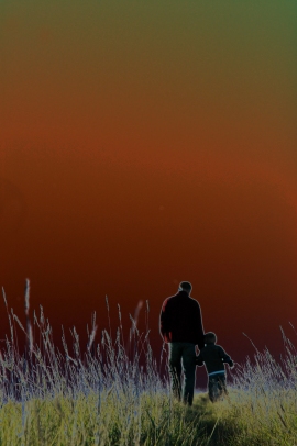 padre e figlio passeggiano al tramonto