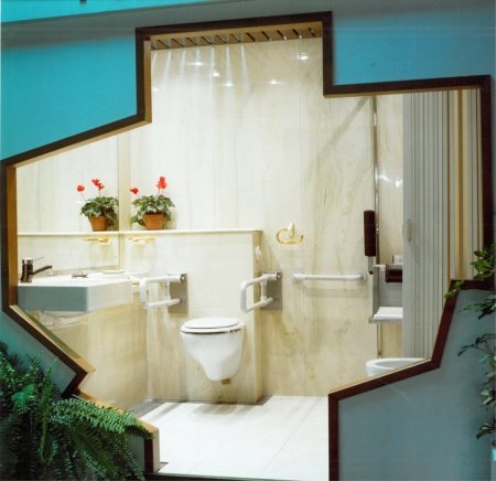 allestimento di un bagno con ausili per disabili nei primi spazi espositivi diponte giulio