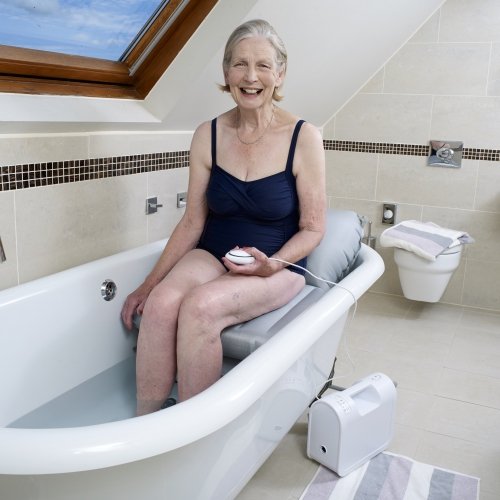 signora con sollevatore ad aria dentro la vasca da bagno
