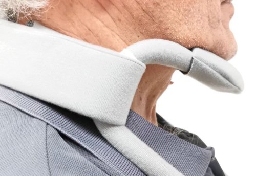dettaglio del collo di un uomo che indosssa il collare ortopedico 