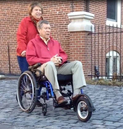 disabile con ruotino carrozzina e assistente