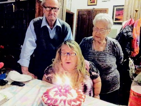 andreina Savoi con la figlia lorella ronconi e il marito Elio davanti alla torta di compleanno di lorella