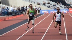 atleti disabili su pista di atletica