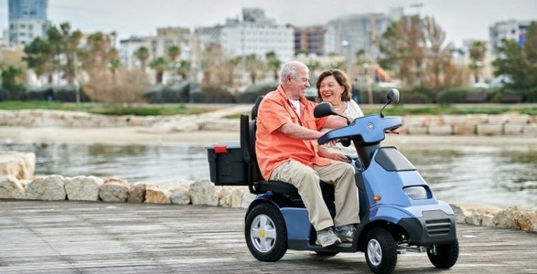 scooter disabili con due persone a bordo