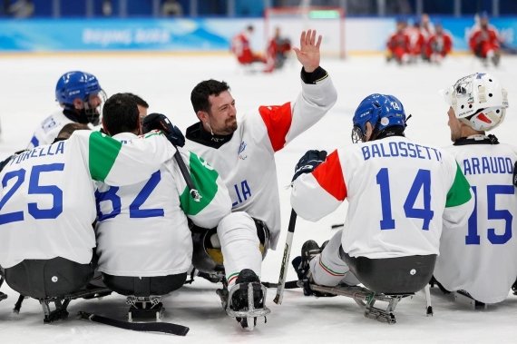 gli azzurri del para ice hockey esultano dopo la partita. foto: Marco Mantovani CIP