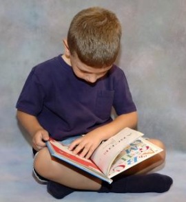 bambino legge libro