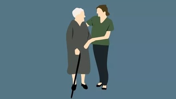sagoma di anziana aiutata da una donna 