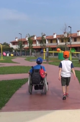 bambini disabili e non  al parco giochi