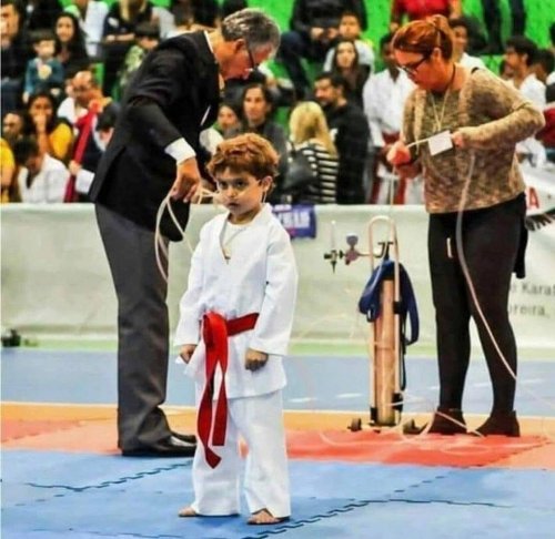 bambino vestito da karate su tatami