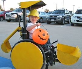 bambino in carrozzina con zucca di halloween