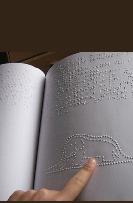 dita che scorrono un libro in braille